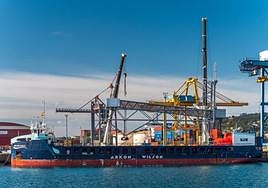 El carguero portugués 'Wilson Flex II', atracado en los muelles de La Osa, el pasado 6 de noviembre cuando cargaba la gran pieza en su cubierta.