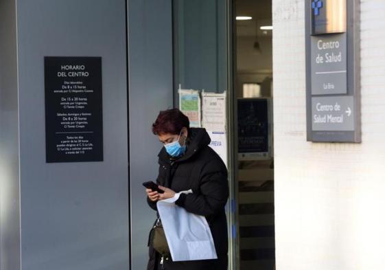 Una paciente sale del centro de salud de La Ería.