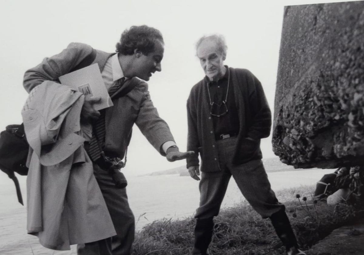 Paco Pol y Eduardo Chillida, en el Cerro de Santa Catalina, estudiando la ubicación del 'Elogio'.