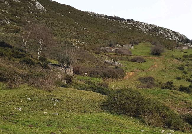 Cabañas en Brañacé, por donde hay que pasar para alcanzar Pan la Forca