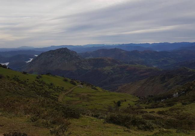 Parando a otear el paisaje desde el collado Pan de la Forca, muy cercano a la cima de la Mostayal