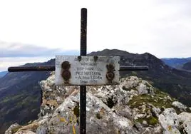 Cruz que corona el pico La Mostayal, con estupendas vistas hacia el Monsacro