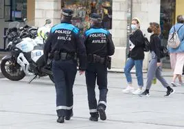 Imagen de archivo de dos agentes de la Policía Local en la plaza de España.