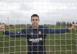 Djuka, esta semana, tras un entrenamiento, posando en una de las porterías del campo número 2 de Mareo.