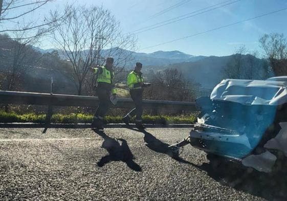 Estado del coche tras el accidente contra un camión en la Autovía Minera
