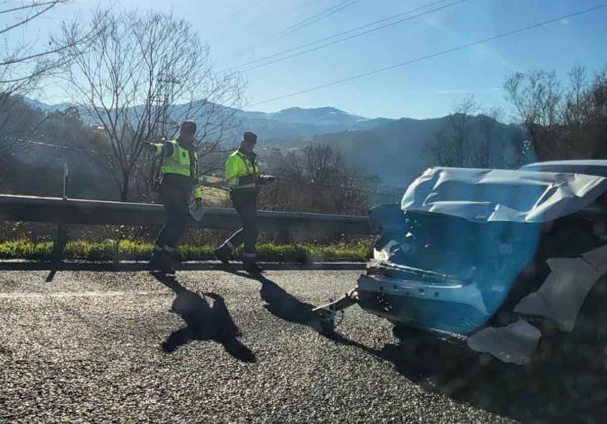 Estado del coche tras el accidente contra un camión en la Autovía Minera