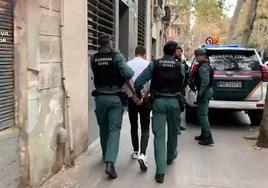 Imagen de una de las detenciones por parte de la Guardia Civil.