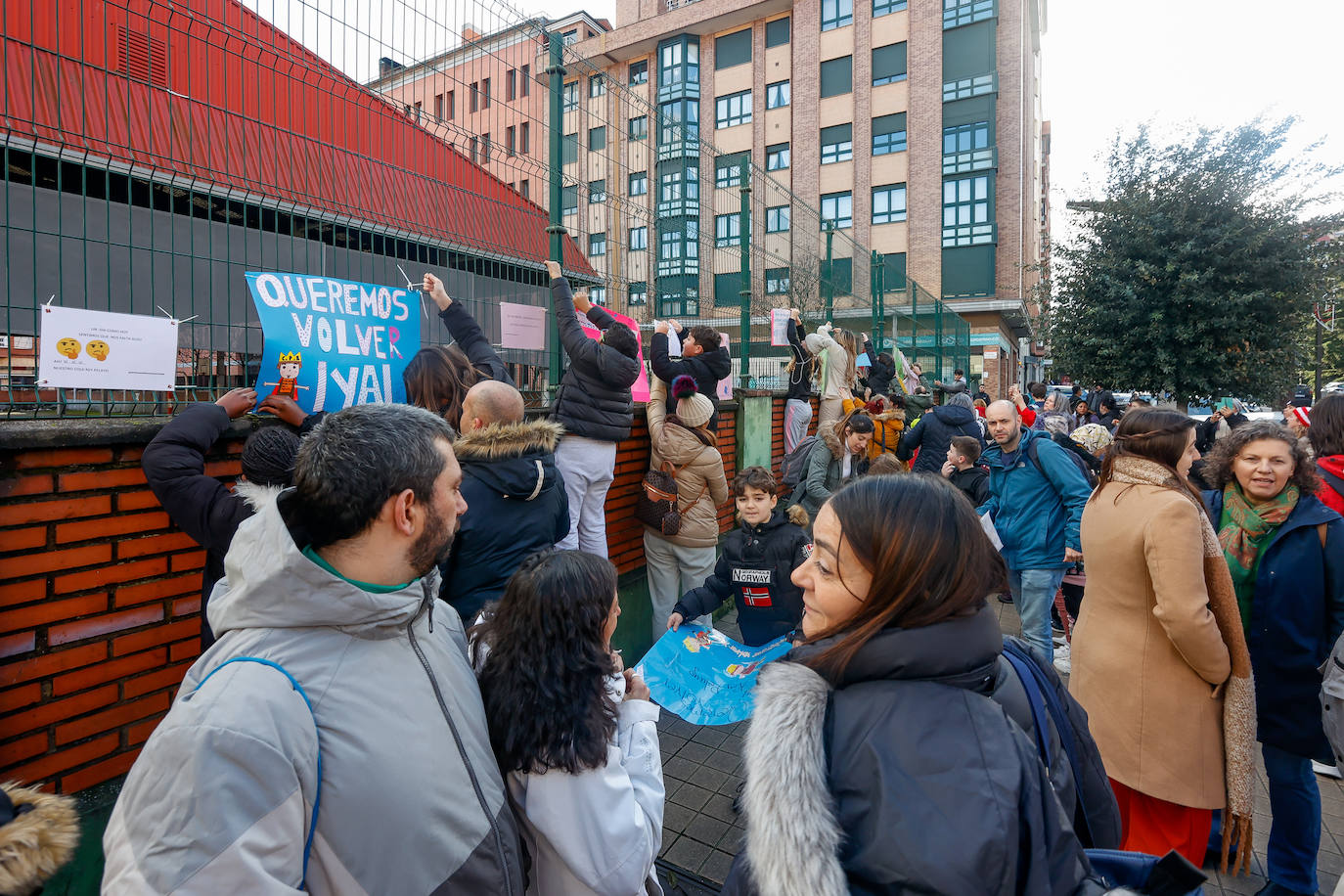 Los alumnos del Rey Pelayo se manifiestan para «poder volver al colegio»