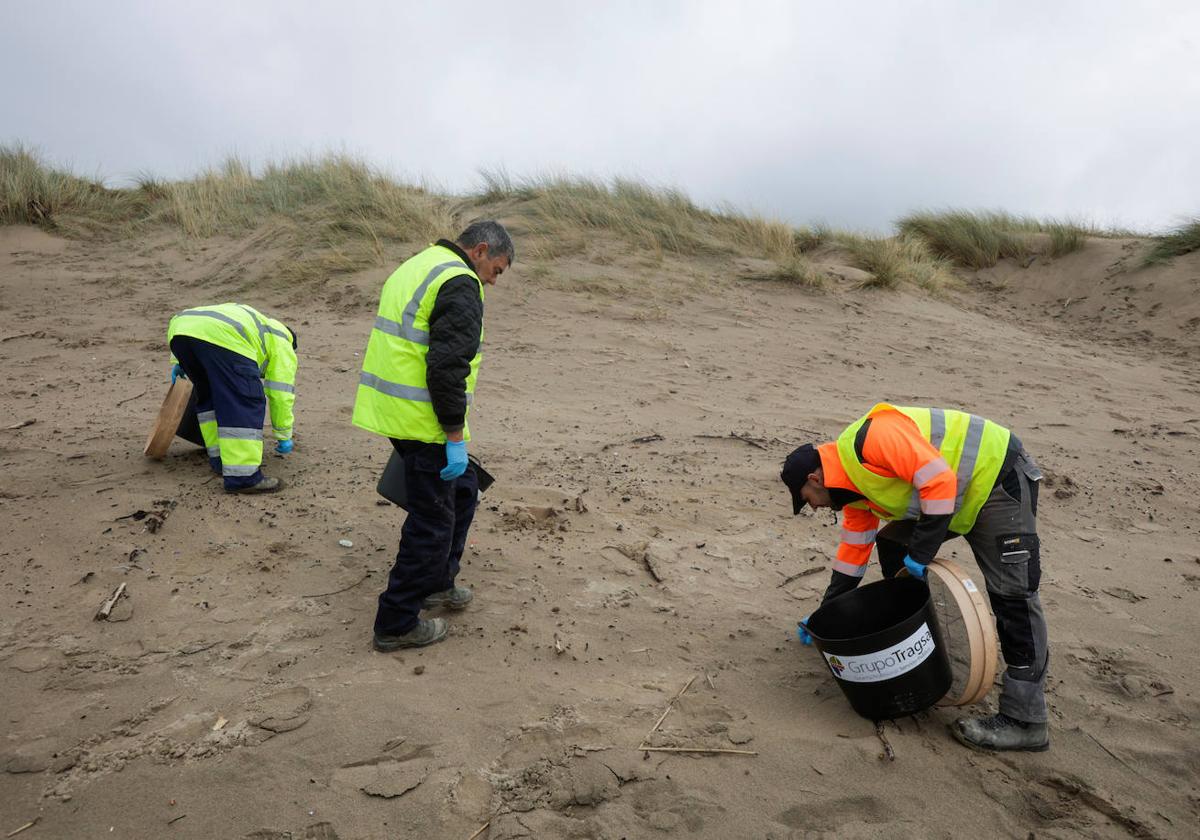 Operativo de limpieza en la playa de San Juan, en Castrillón.