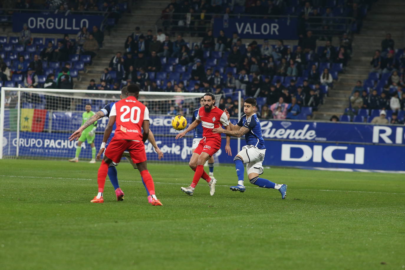 Una jugada durante el partido entre el Real Oviedo y el Amorebieta.