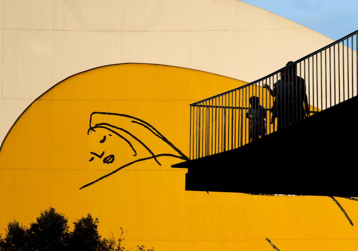 El Niemeyer de Avilés desde la Grapa.