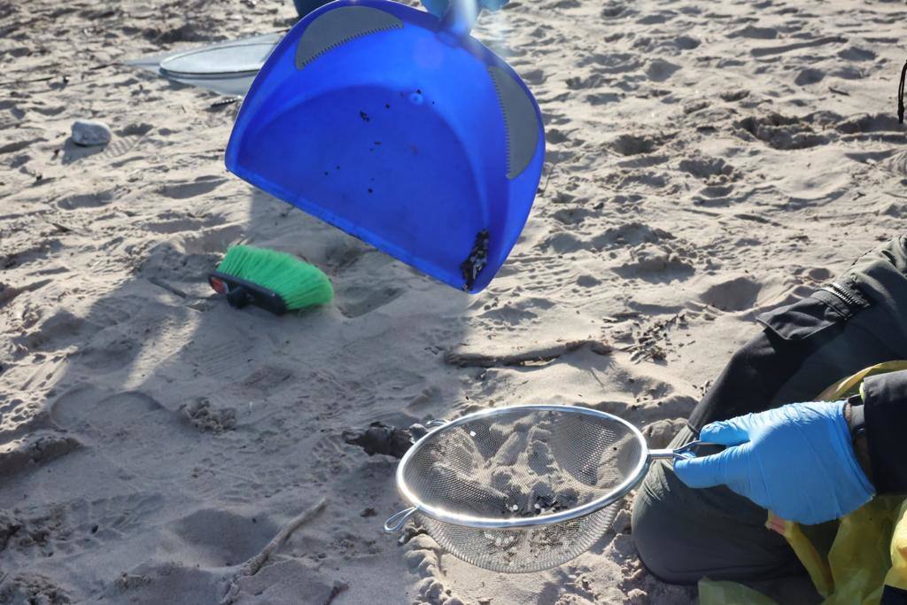 Manos solidarias para retirar los pélets de las playas asturianas