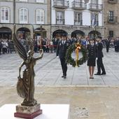 Juanjo Artero saluda a sus 'antiguos compañeros' en el homenaje a la Policía Nacional en Avilés