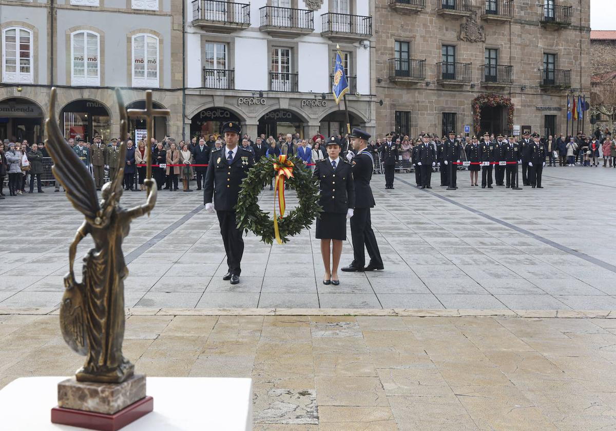 Juanjo Artero saluda a sus 'antiguos compañeros' en el homenaje a la Policía Nacional en Avilés