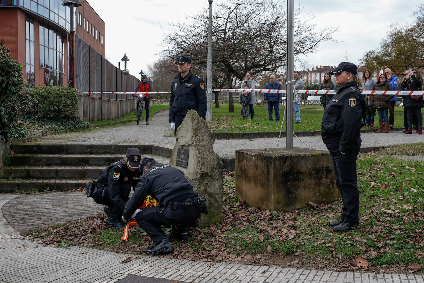 Gijón rinde homenaje a la Policía Nacional en su 200 aniversario