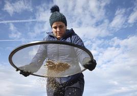 Tamiz de pesca. Irma Fernández, en la playa de Xagó, hasta donde llegó con varios artilugios, algunos caseros.