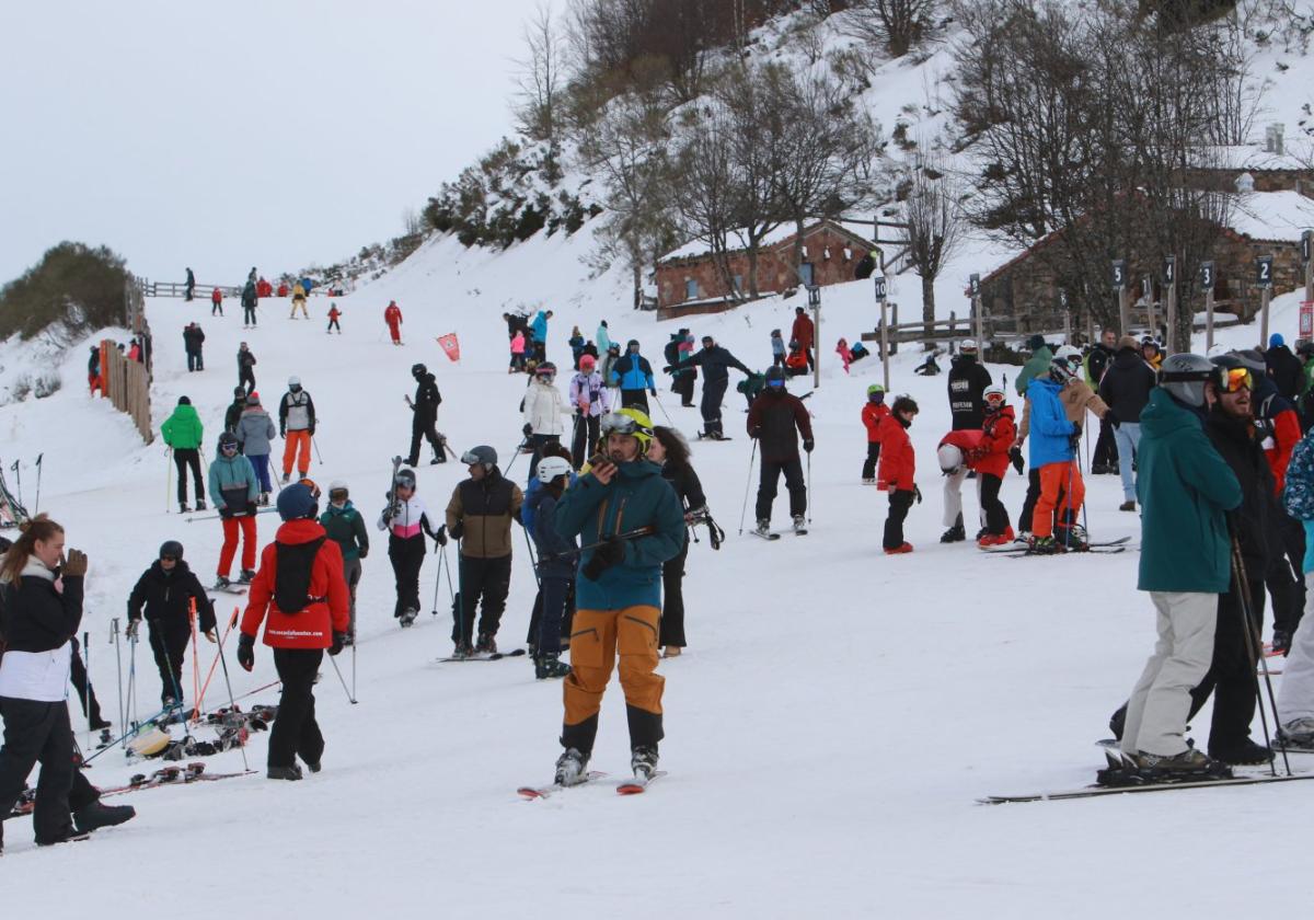 La estación de Fuentes de Invierno disfrutó de unas óptimas condiciones y la afluencia fue masiva, con todos los remontes en funcionamiento.