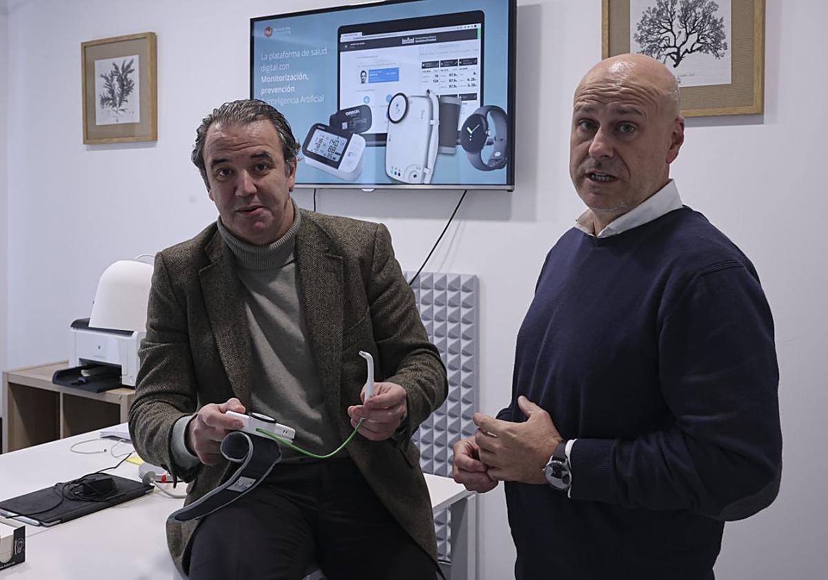 Jorge Areces y Juanjo Alonso, en la sede de Cabranes de BHD Consulting, con un 'cinco en uno', que agrupa otoscopio, tensiómetro, pulsiómetro, fonendoscopio y termómetro.