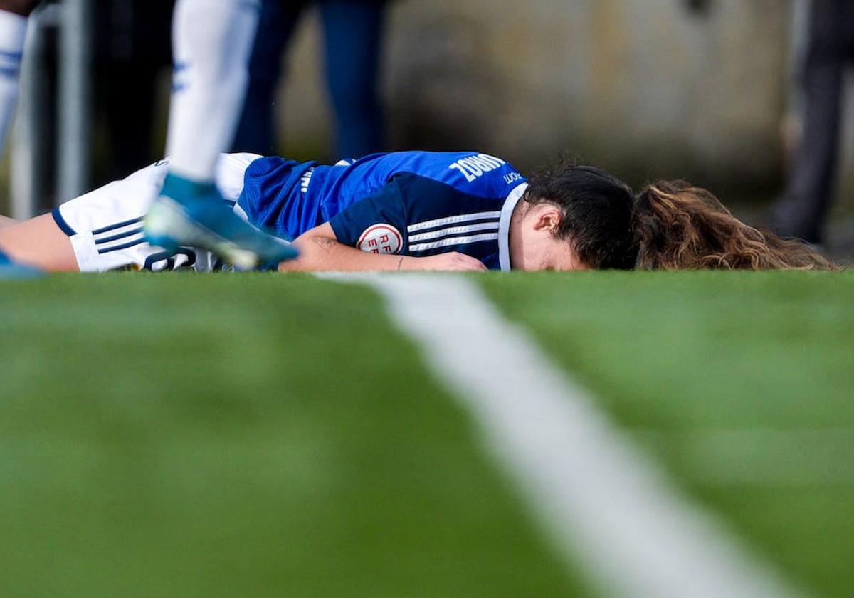 La jugadora oviedista Abi Quiroz, sobre el césped, durante el encuentro.