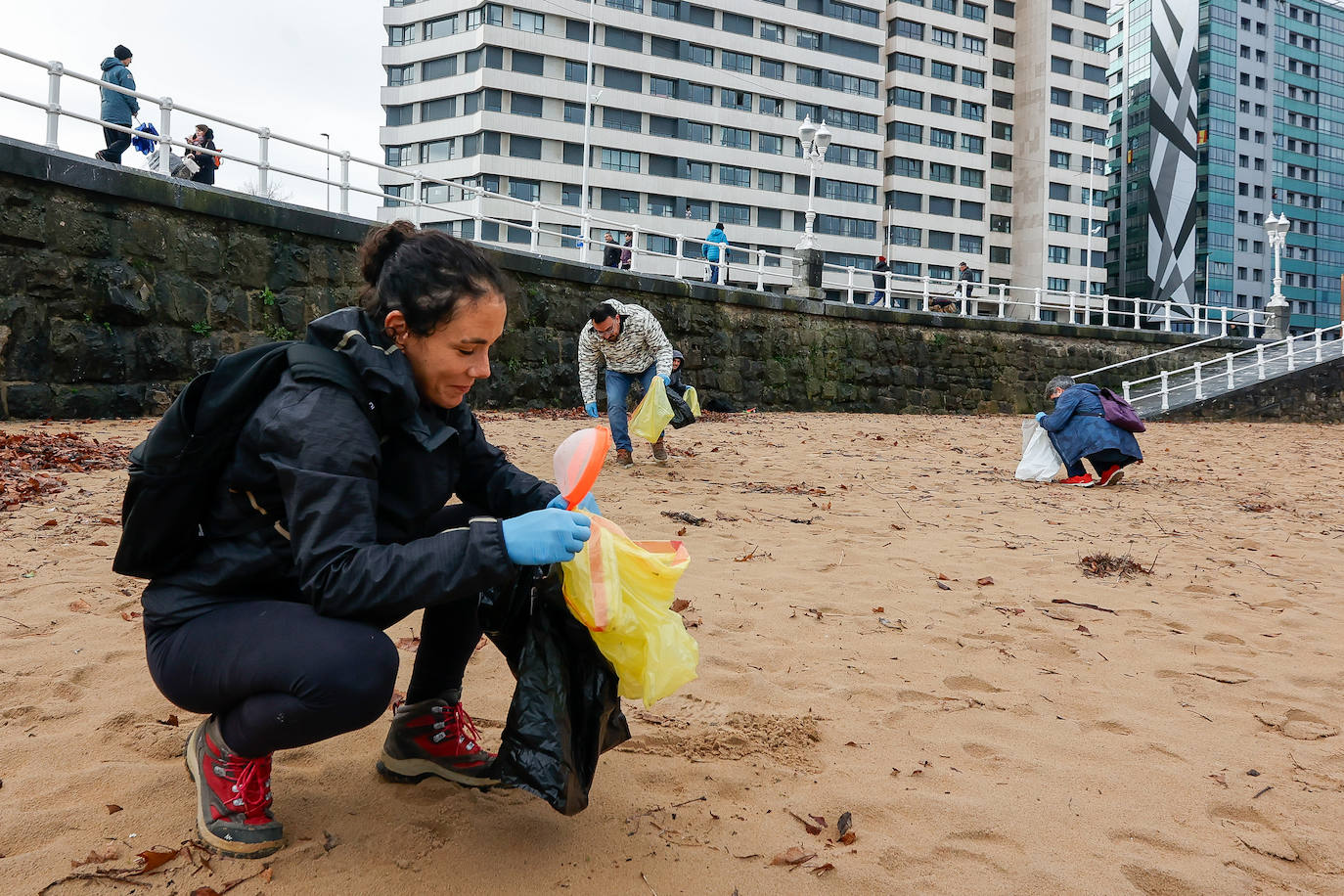 Más de 300 voluntarios contra los pélets en las playas de Asturias