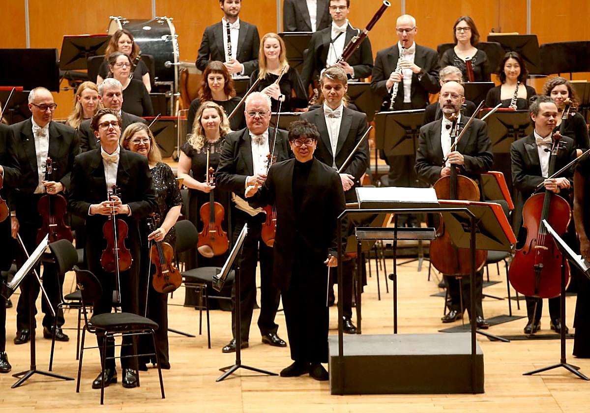 Kahchung Wong, al frente de la Hallé Mánchester Orquesta.