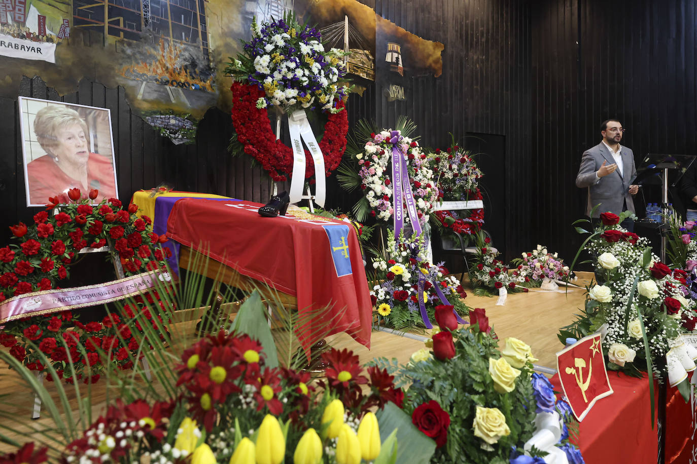 Multitudinario y emotivo adiós a Anita Sirgo, referente de la lucha obrera