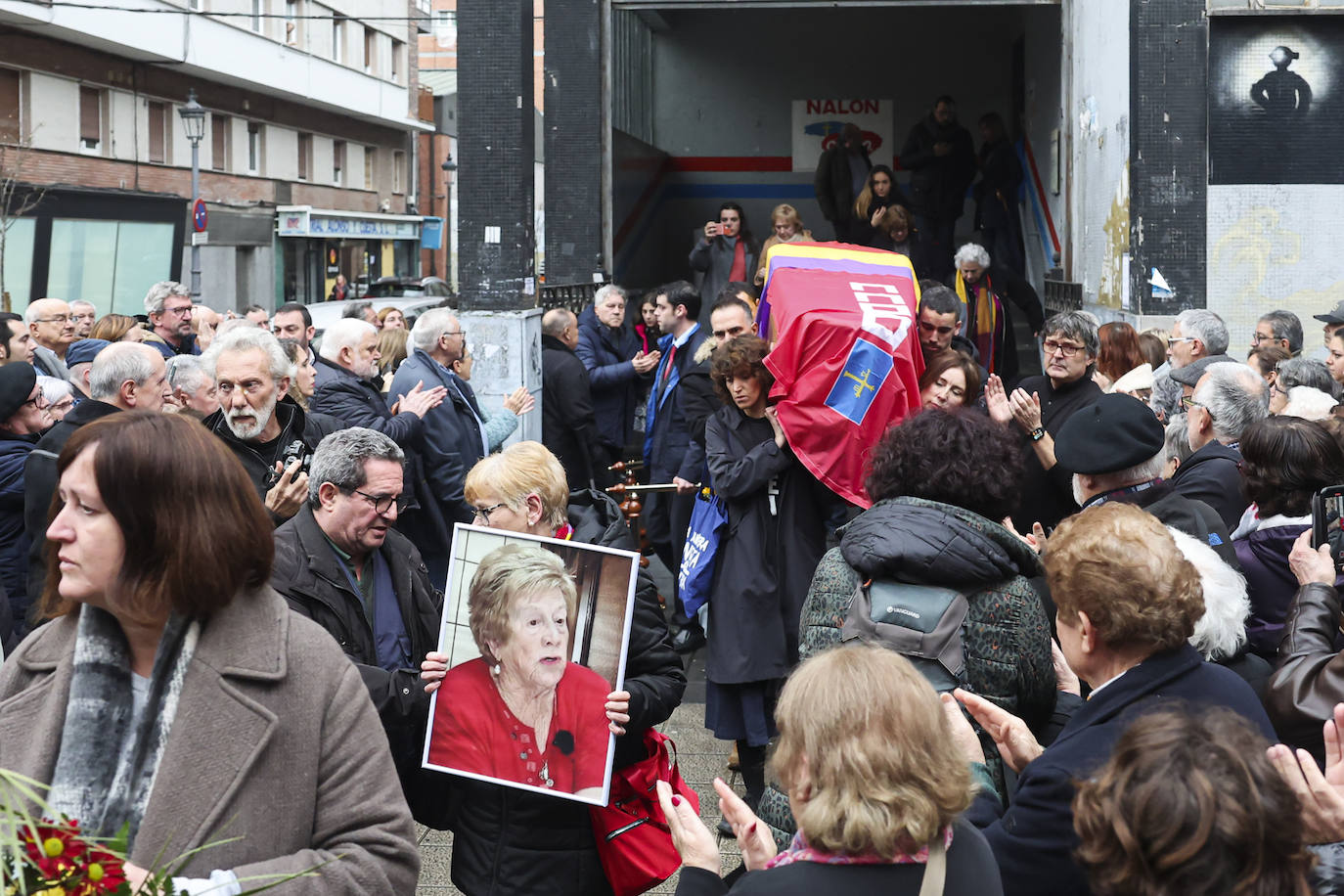 Multitudinario y emotivo adiós a Anita Sirgo, referente de la lucha obrera