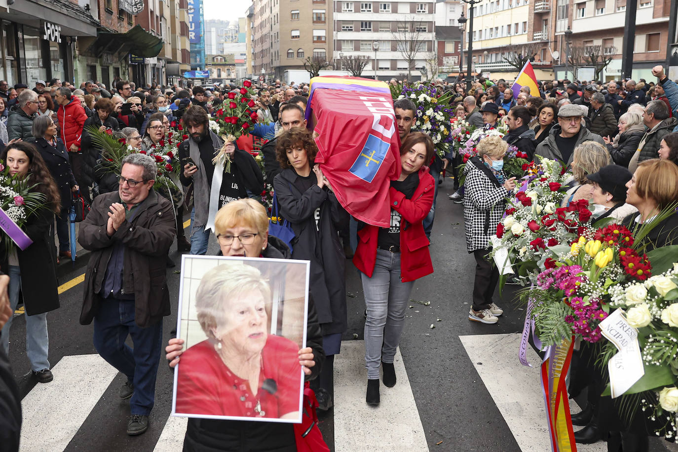 Multitudinario y emotivo adiós a Anita Sirgo, referente de la lucha obrera