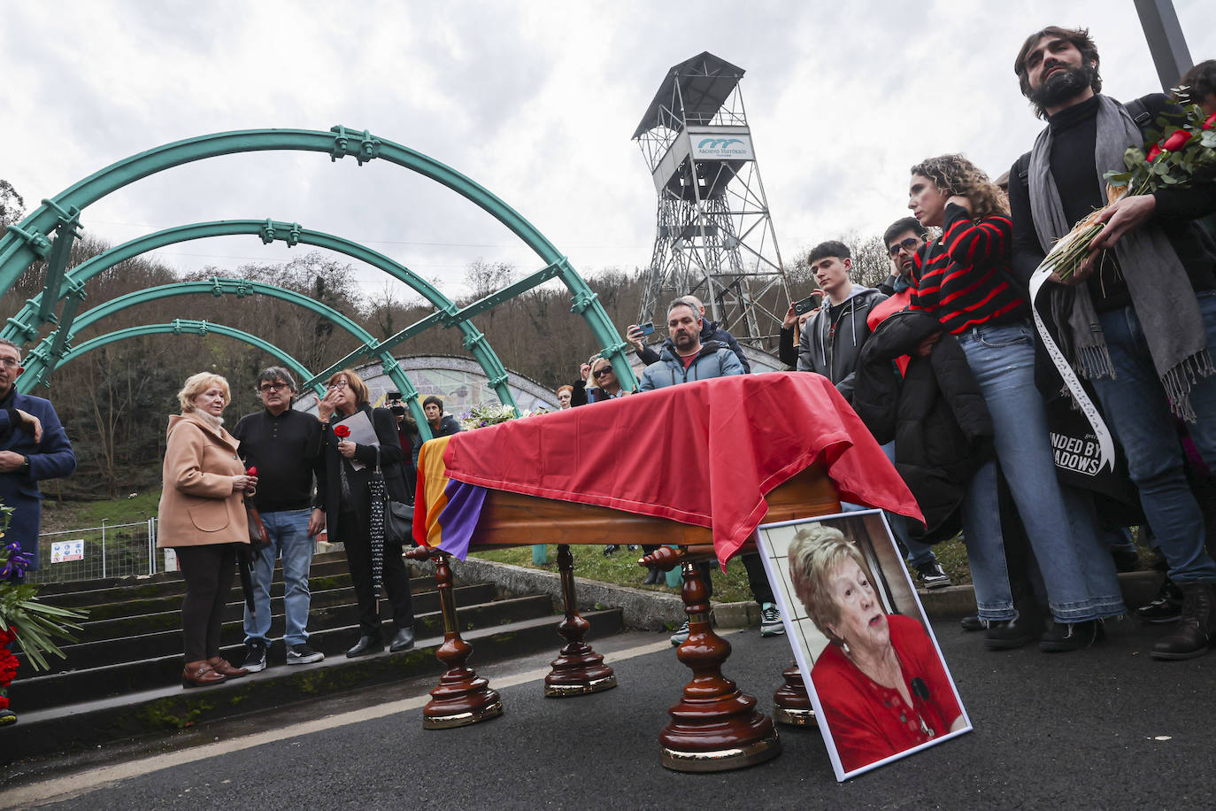 Multitudinario y emotivo adiós a Anita Sirgo, referente de la lucha obrera