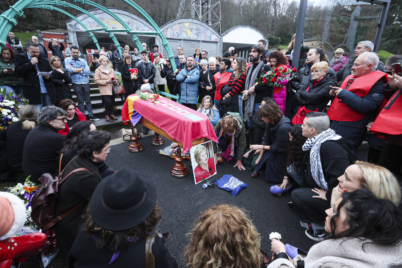 Multitudinario y emotivo adiós a Anita Sirgo, referente de la lucha obrera