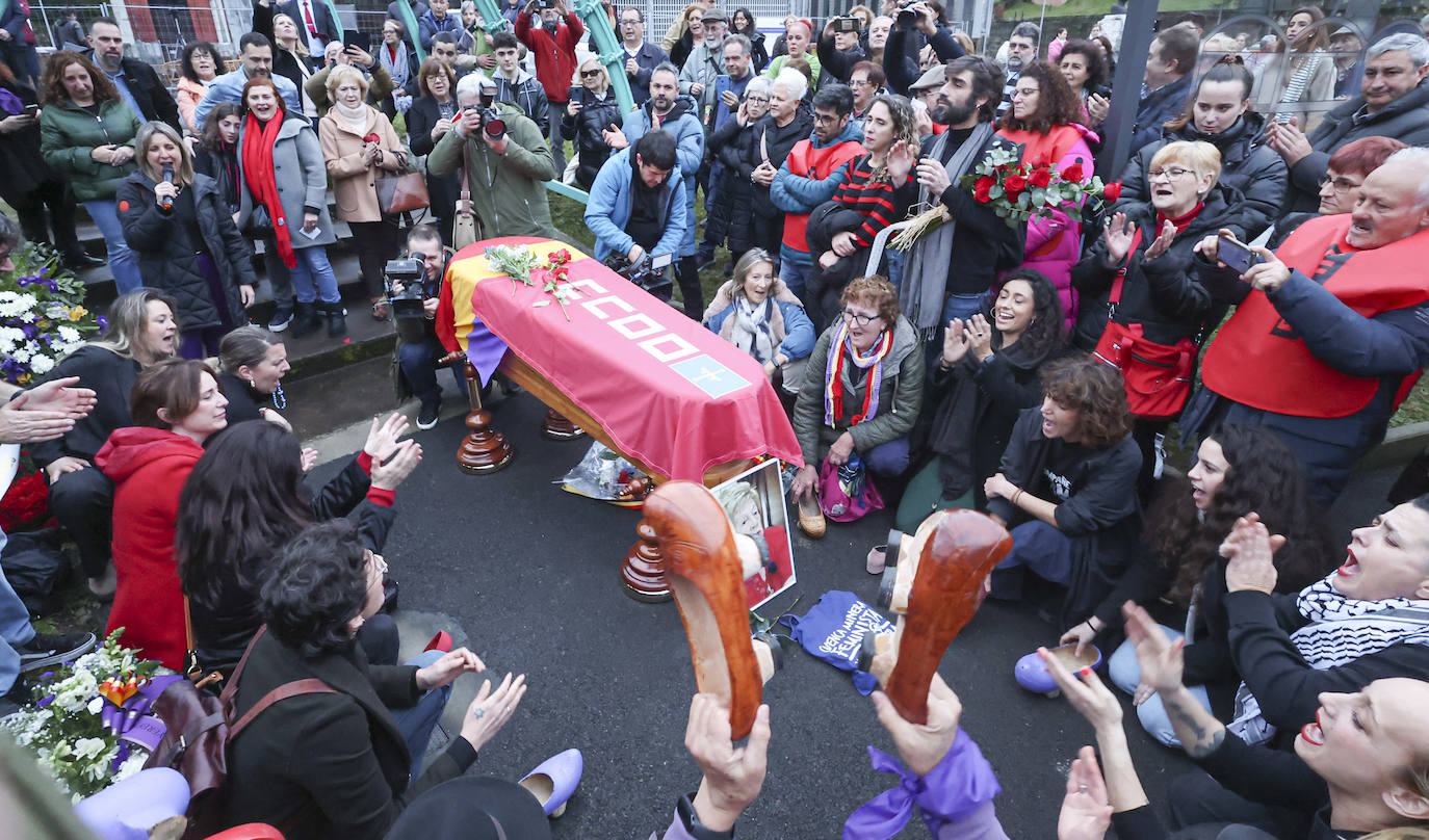 Multitudinario y emotivo adiós a Anita Sirgo, referente de la lucha obrera