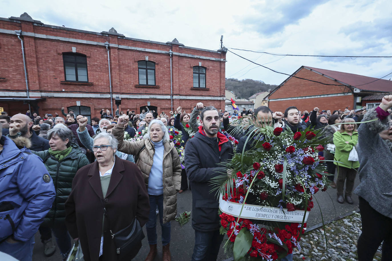 Multitudinario y emotivo adiós a Anita Sirgo, referente de la lucha obrera