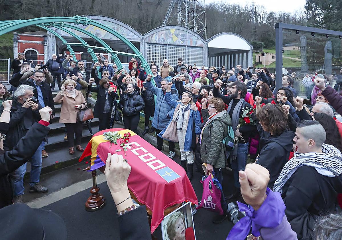 Multitudinario y emotivo adiós a Anita Sirgo, referente de la lucha obrera