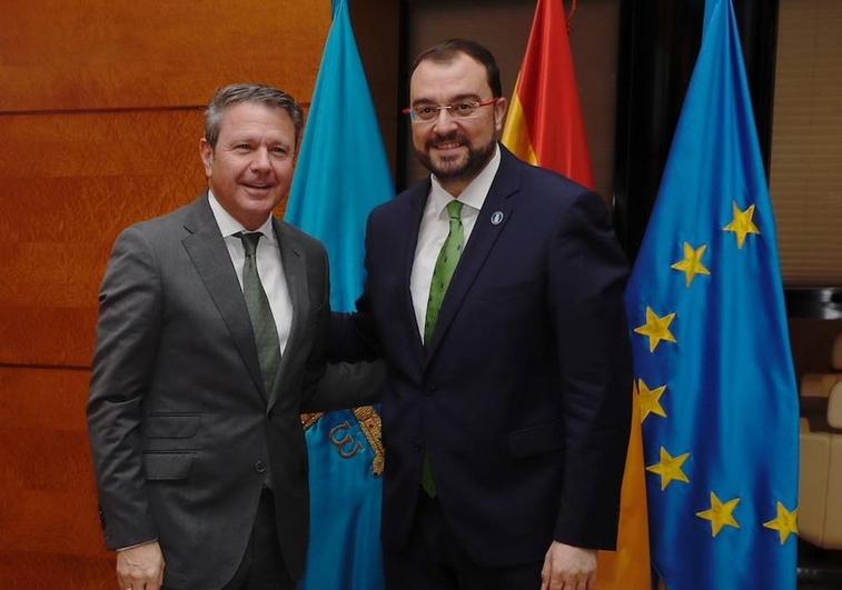 El secretario de Estado de Transportes, José Antonio Santano, y el presidente del Principado, Adrián Barbón.