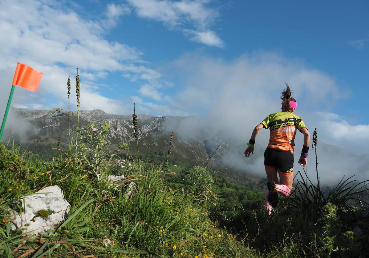 2500 metros de desnivel acumulado, 21 kilómetros por Parres y por el Sueve, y una media de dos horas como récord para una carrera «guapa, rápida y trepidante» que es la más veterana de Asturias