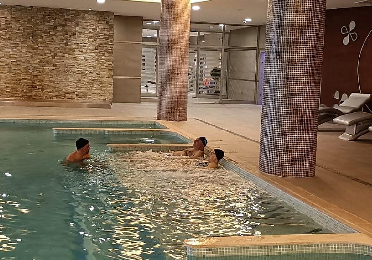 Los primeros usuarios del spa del geriátrico del Montepío de la Minería en Felechosa.