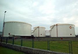Depósitos de combustible de la empresa Galp en el puerto de El Musel.