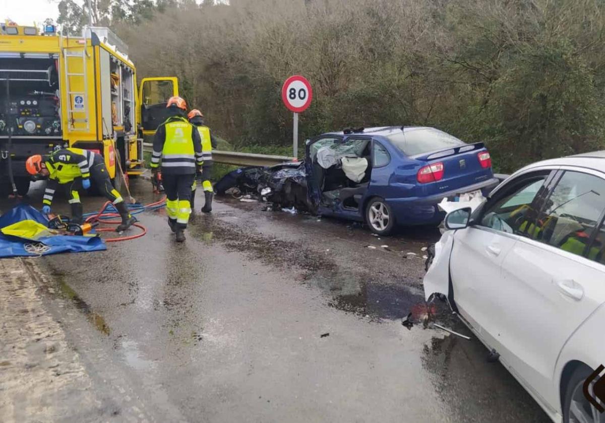 Los dos coches accidentados en la AS-238, a la entrada de Luanco.