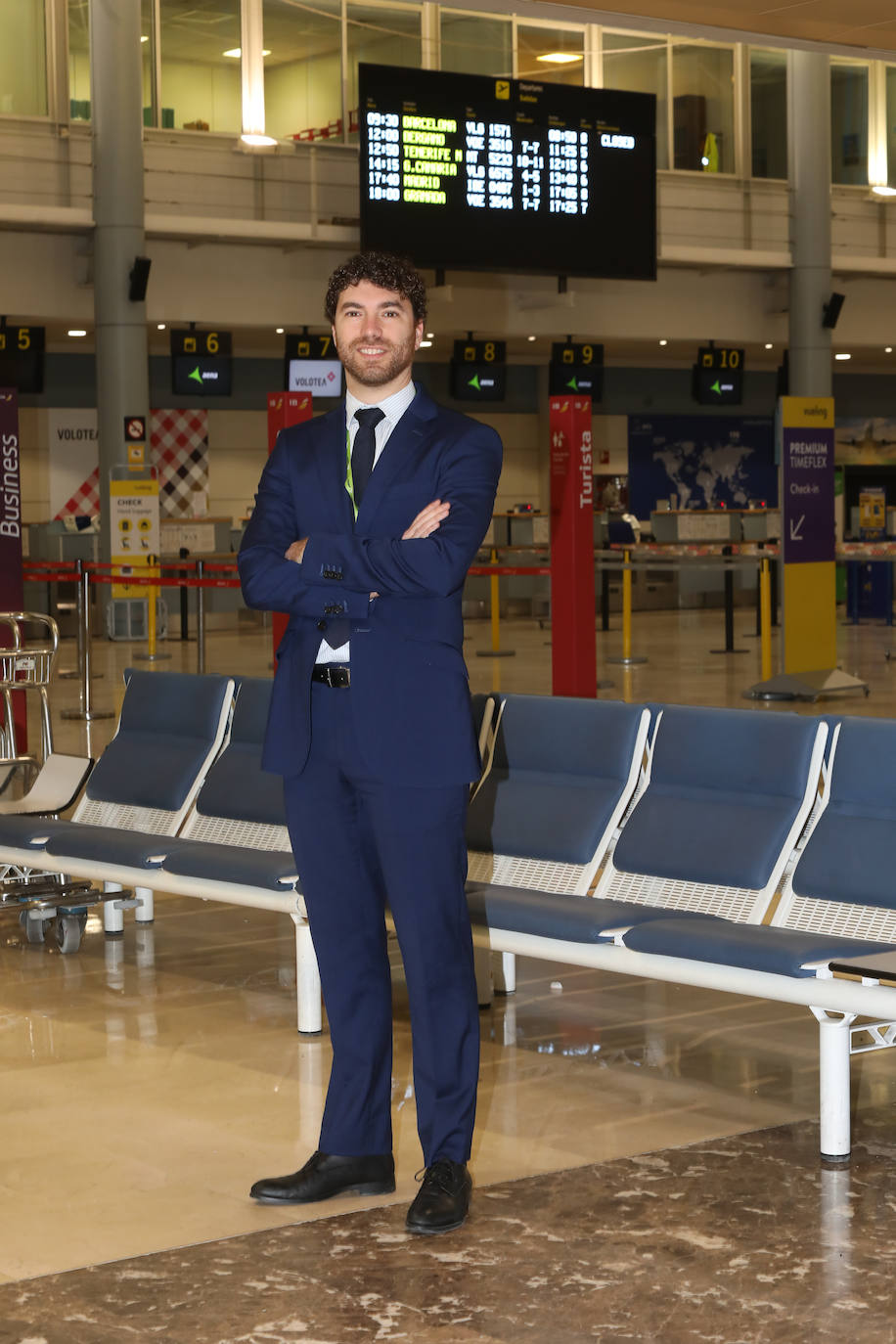 Pedro Cotilla, director del aeropuerto de Asturias, ante uno de los nuevos paneles de la terminal.