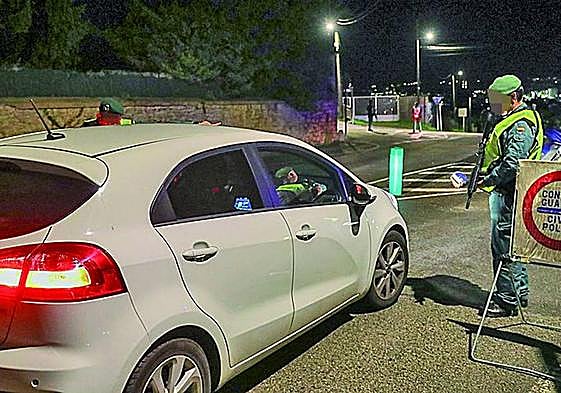 Controles en La Coría para detener a los asaltantes.