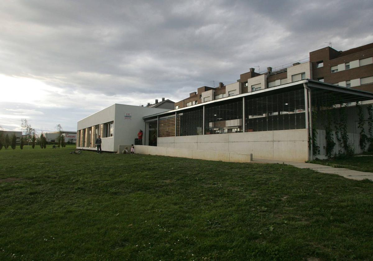 La construcción de un parque infantil se acometerá en el entorno del edificio de la asociación de vecinos San Juan Bautista.