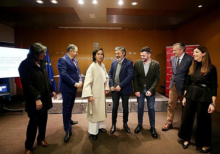 La consejera Nieves Roqueñí; el presidente de la Cámara de Oviedo, Carlos Paniceres, Isabel Pardo de Vera, el consejero Alejandro Calvo, el viceconsejero Jorge García y los consultores Manuel Barredo y Ana Basanta.