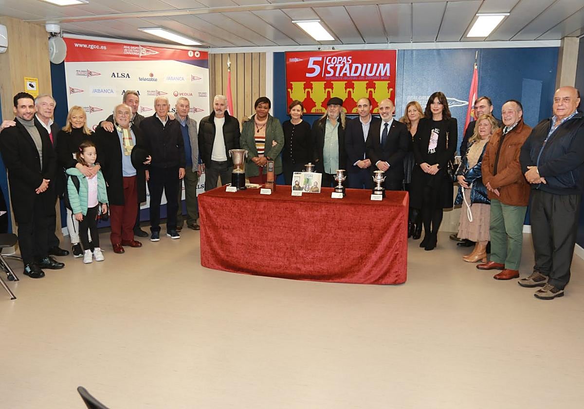 Nutrida asistencia. Sergio Puente, con los invitados y las Copas Stadium.