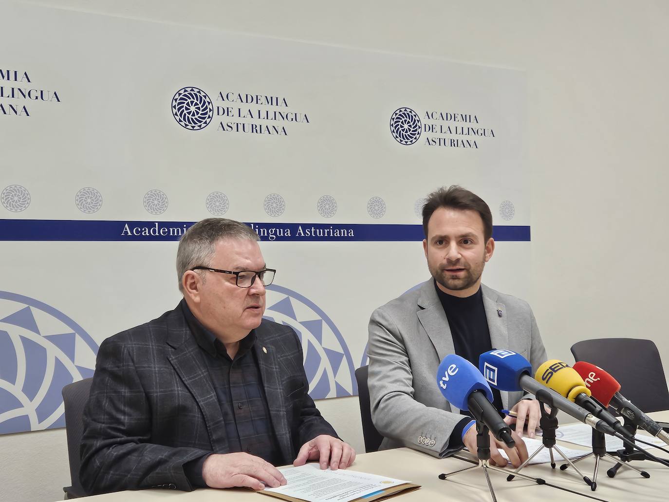 El presidente de la Academia de la Llingua, Xosé Antón González Riaño, y el presidente del PP en Asturias, Álvaro Queipo.