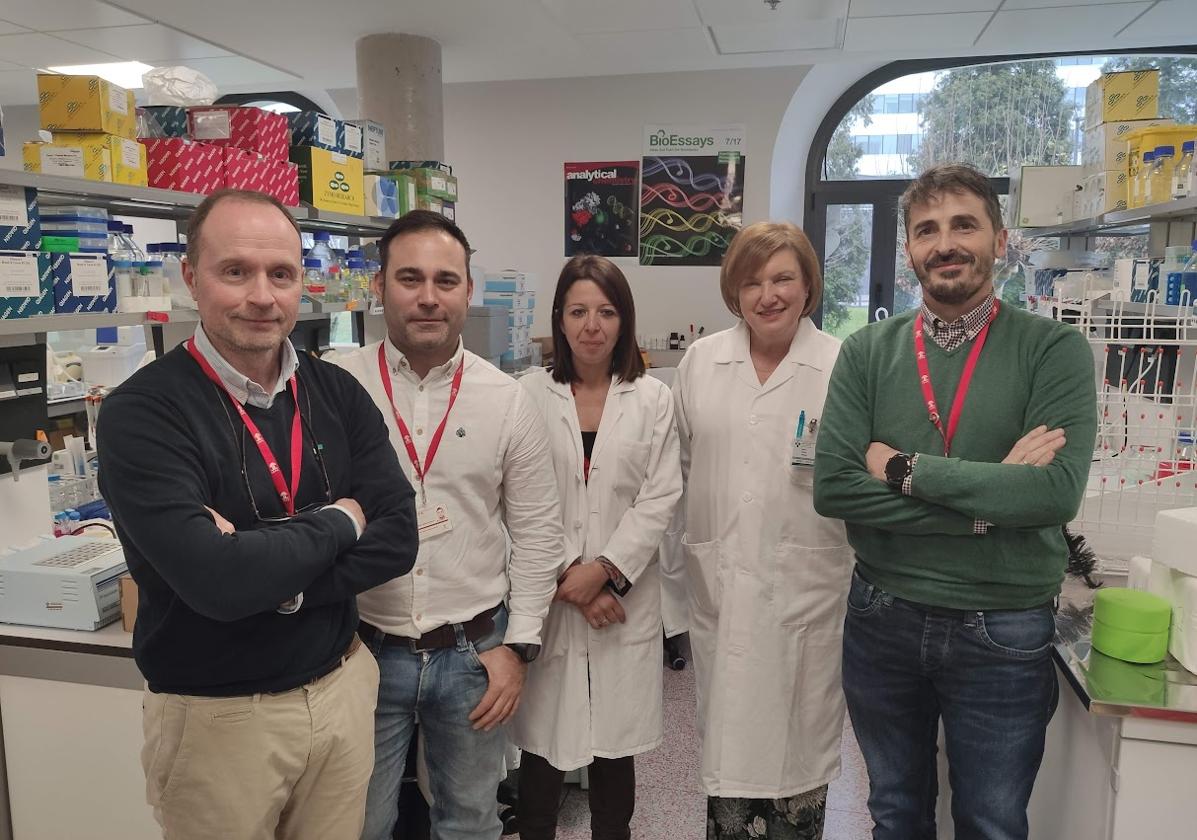 Mario Fernández Fraga, Juan Ramón Tejedor, Annalisa Roberti, Isabel Palacio y Agustín Fernández, en su laboratorio del ISPA.