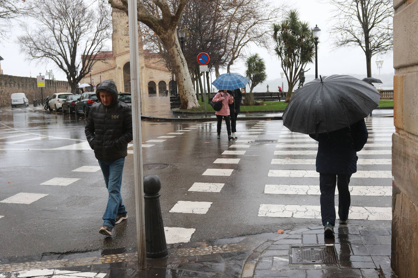 La borrasca &#039;Irene&#039; llena de paraguas Asturias