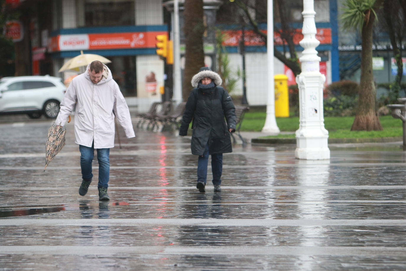 La borrasca &#039;Irene&#039; llena de paraguas Asturias