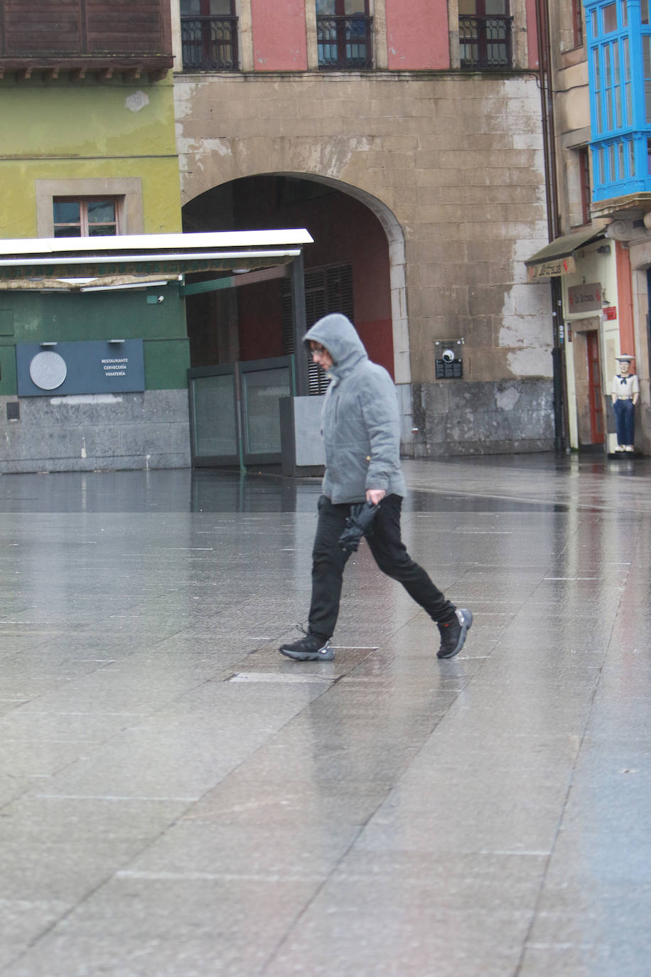 La borrasca &#039;Irene&#039; llena de paraguas Asturias