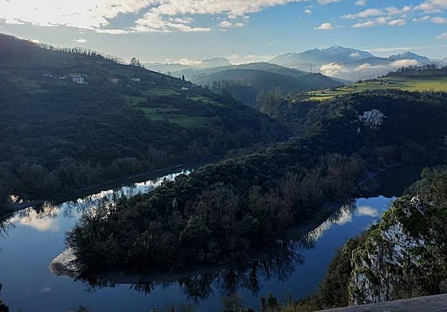 Meandro Cueto Rañeces desde el mirador de la Peñona, con el Monsacro y la Gamonal destacando en el horizonte