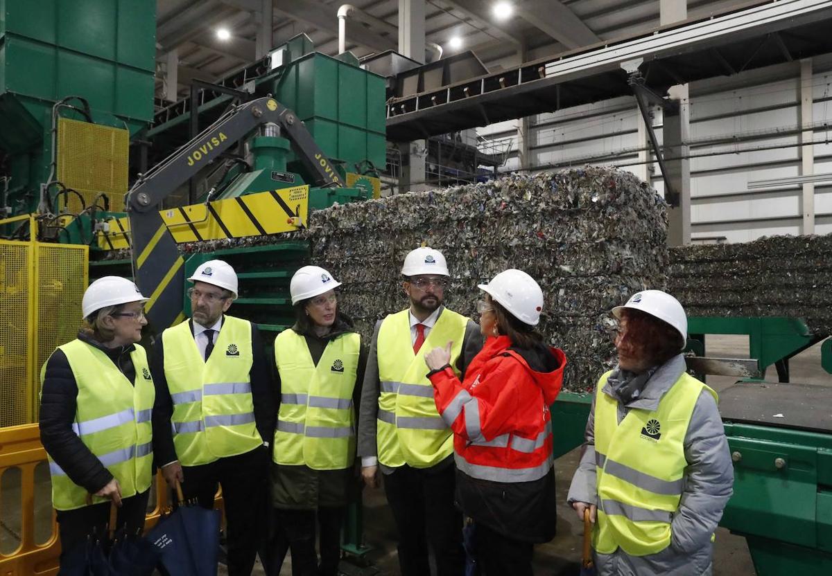 Barbón: «El camino para pagar menos por la recogida de basura es reciclar más»